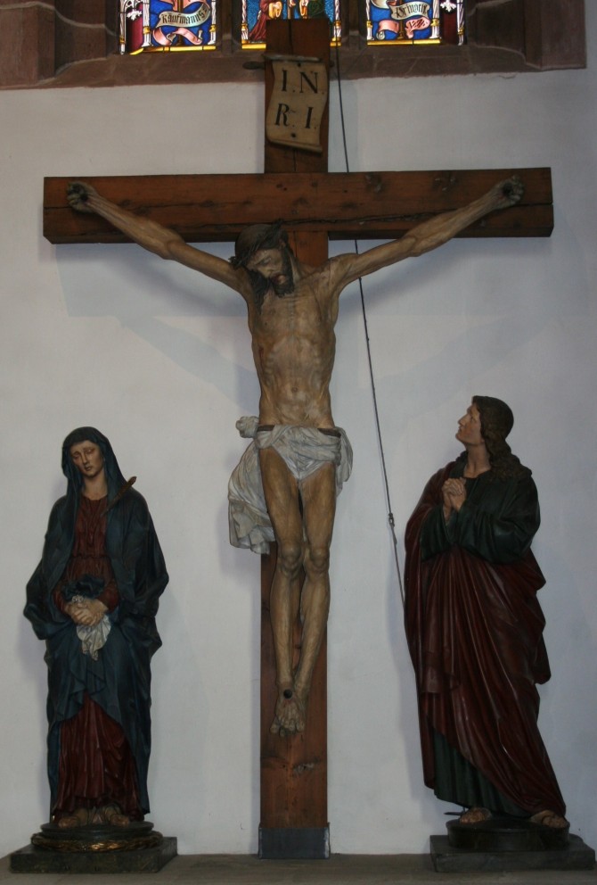 Kreuzgruppe im Langhaus der Stadtpfarrkirche St. Nikolaus