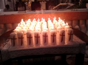 Von den kfb-Frauen gestaltete Kerzen